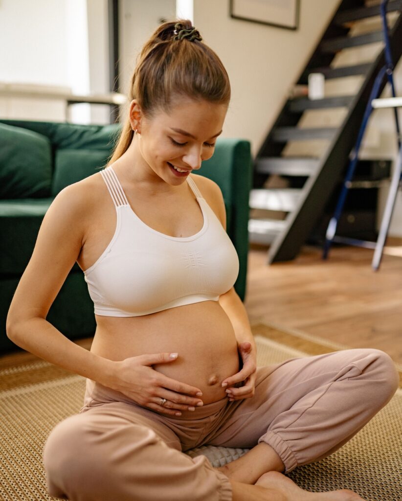femme enceinte assise sport